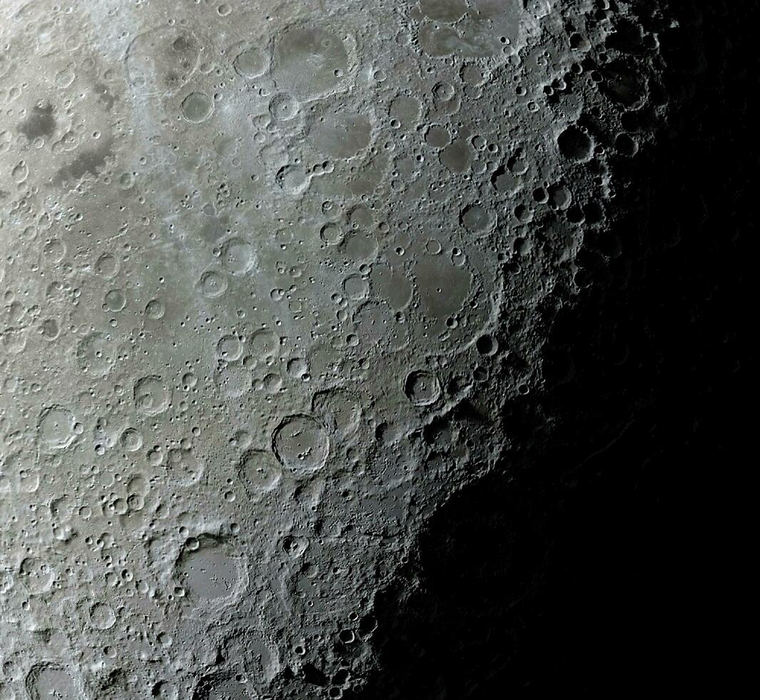 cráter en el Luna. Luna cráteres de cerca. alto resolución imagen foto