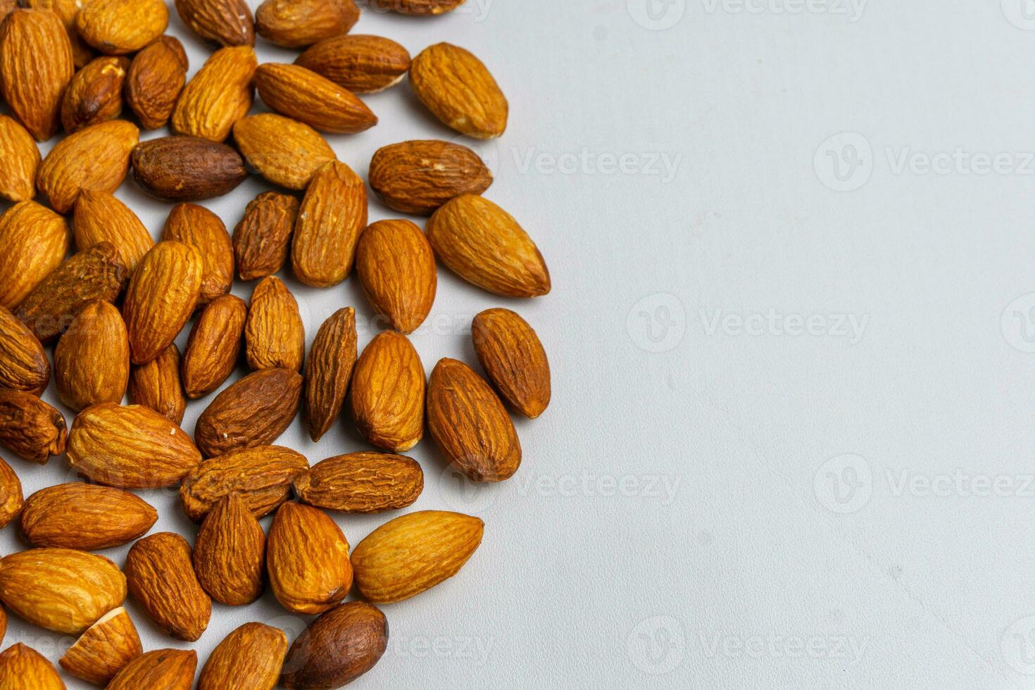 cerca arriba de almendra. Almendras aislado en blanco antecedentes. foto