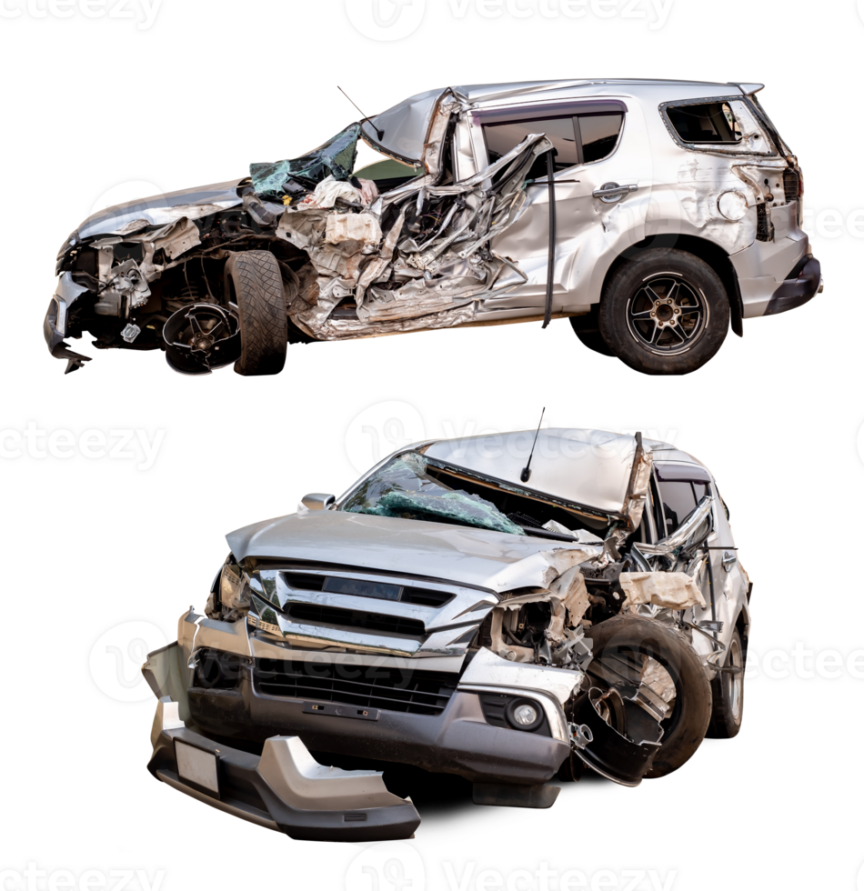 pieno corpo lato Visualizza di argento bronzo auto ottenere pieno danneggiato di incidente su il strada. danneggiato macchine dopo collisione. isolato su trasparente sfondo , png file