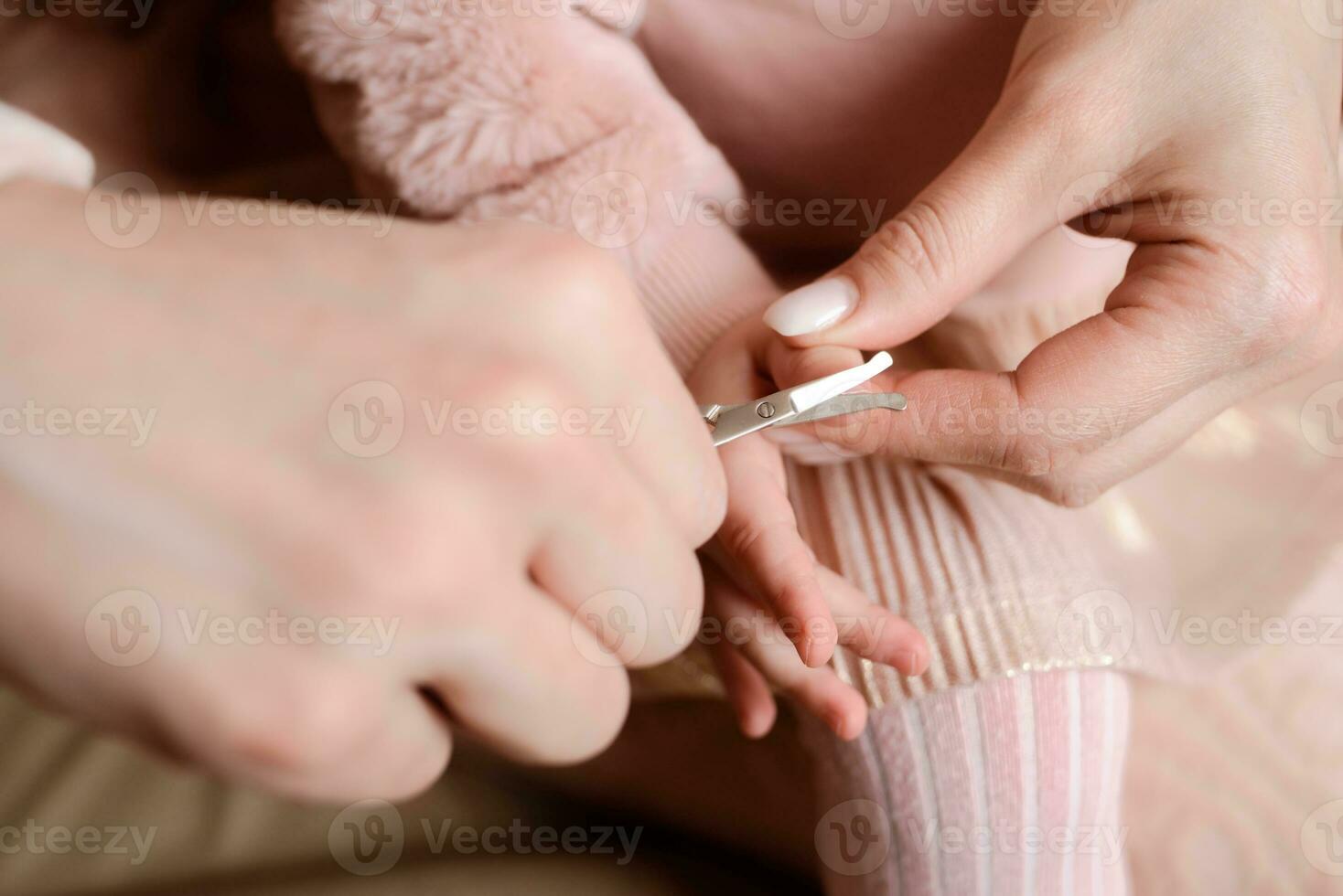 mujer corte su pequeño hija uñas foto