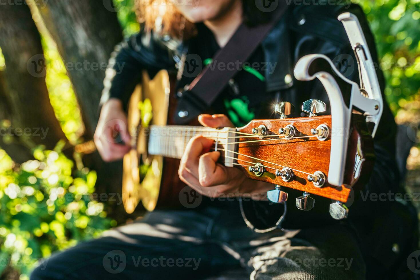 hombre jugando acústico guitarra y jugando acordes de cerca foto