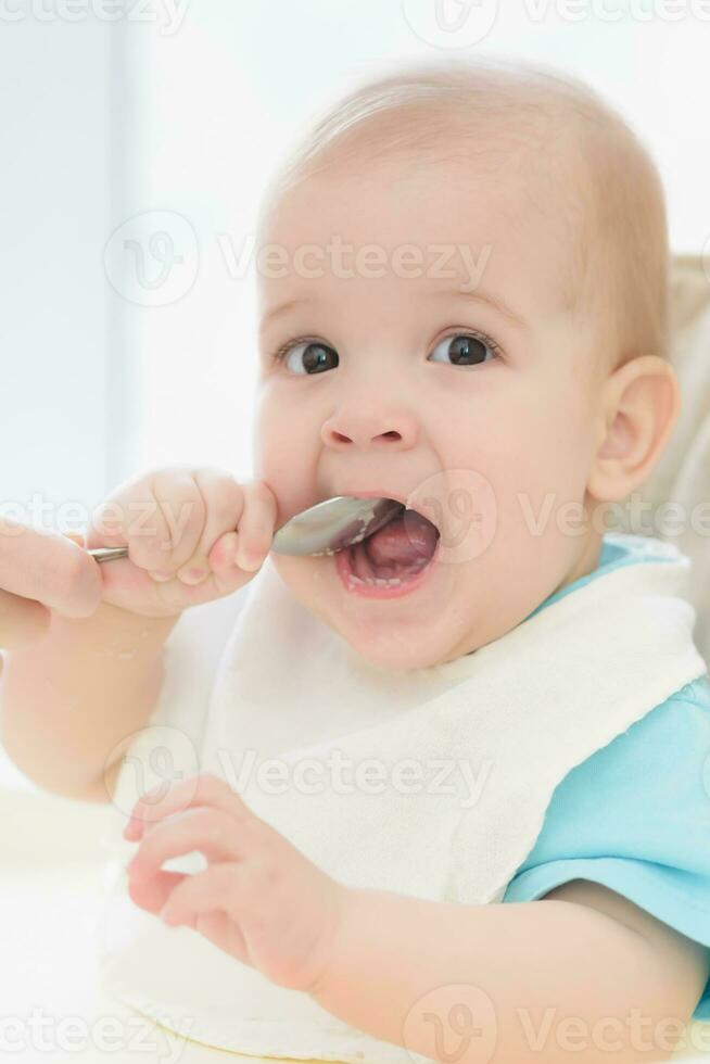 madre alimentación su bebé pecho gachas de avena día foto