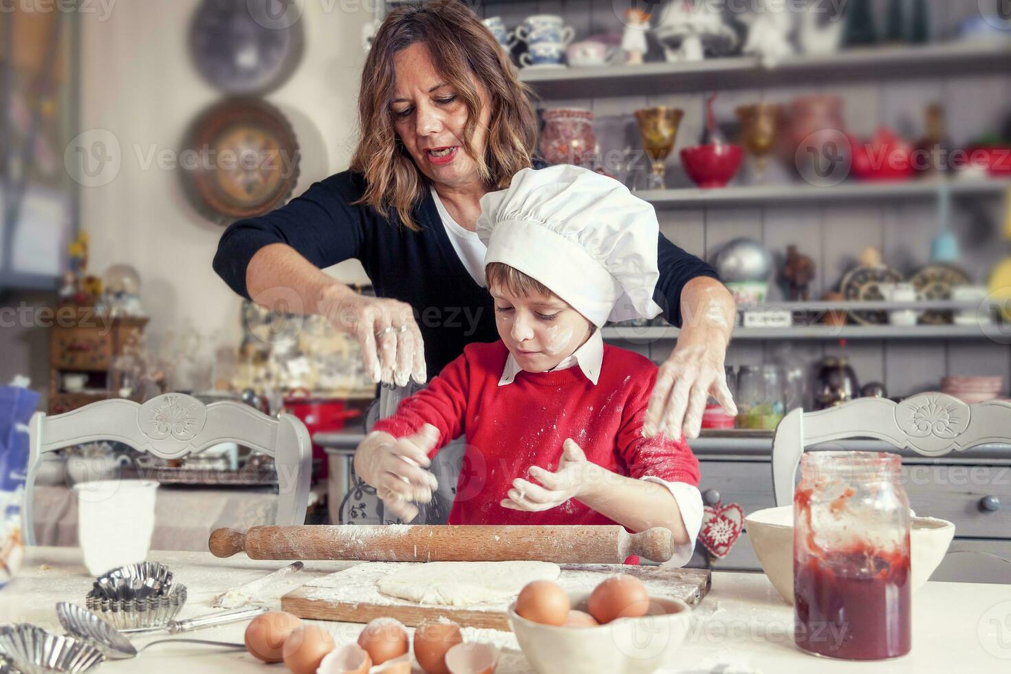 mamá Ayudar su hijo preparar dulce comida foto