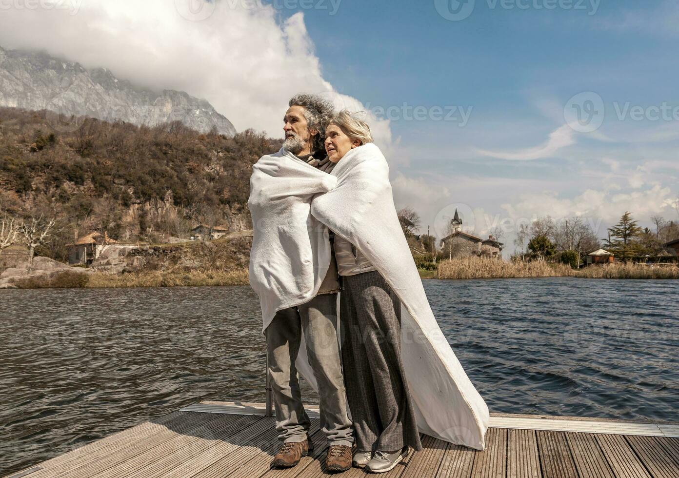 hermosa maduro Pareja relajante sentado en el muelle foto