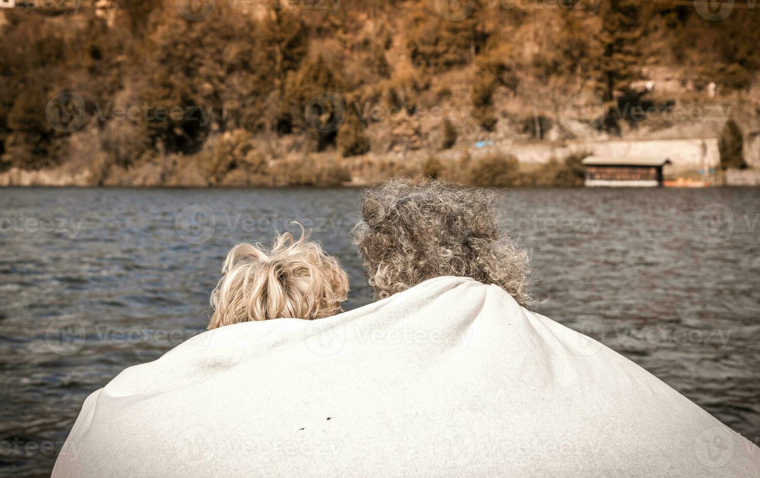 hermosa maduro Pareja relajante sentado en el muelle foto