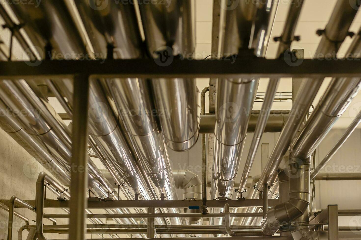 equipo y tubería dentro de industrial planta. fábrica. varios mecanismos y metal tubería. tonificado imagen. foto