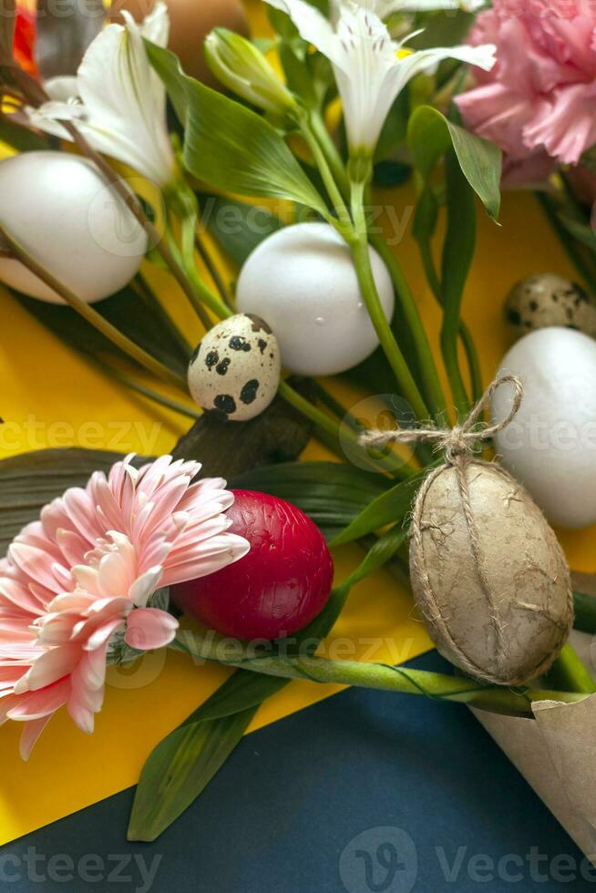 brillante primavera flores ramo de flores con vistoso Pascua de Resurrección huevos foto
