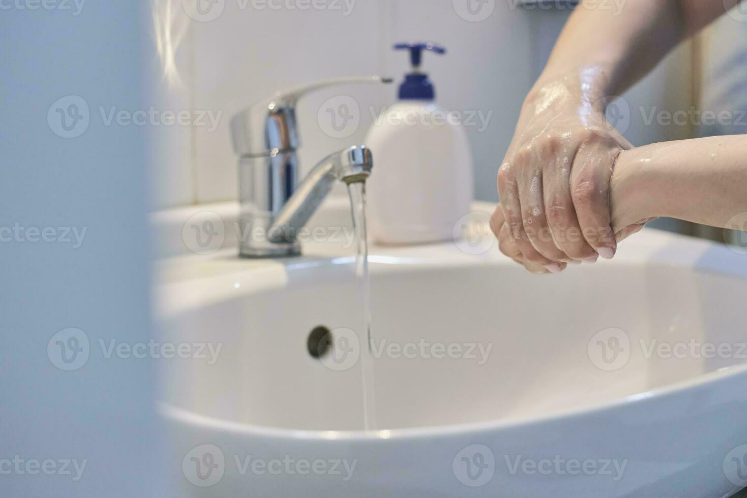 mujer lavándose las manos foto