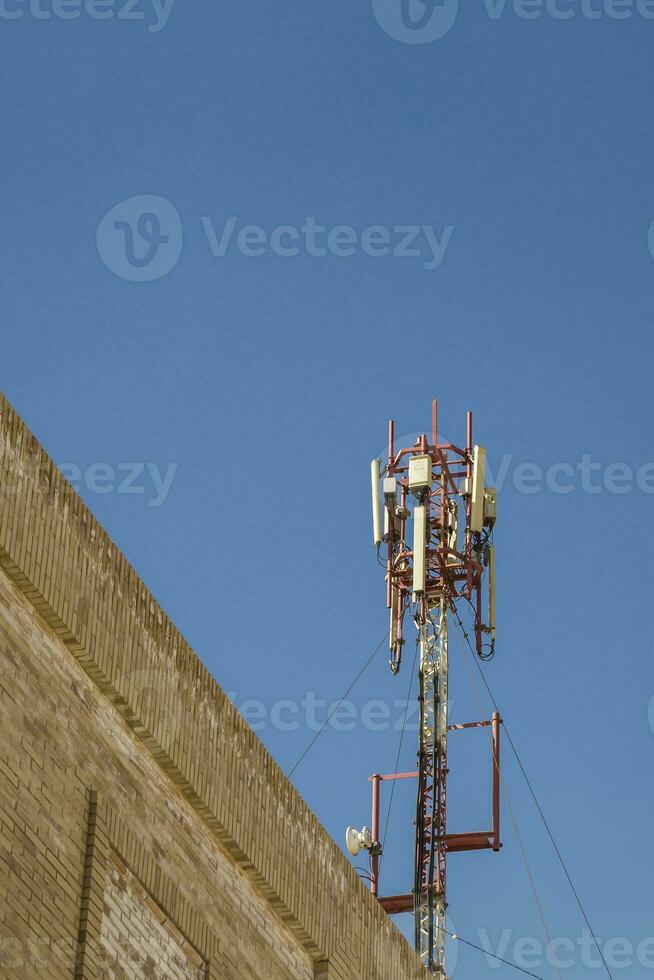 celular antena. comunicación en un edificio techo parte superior foto