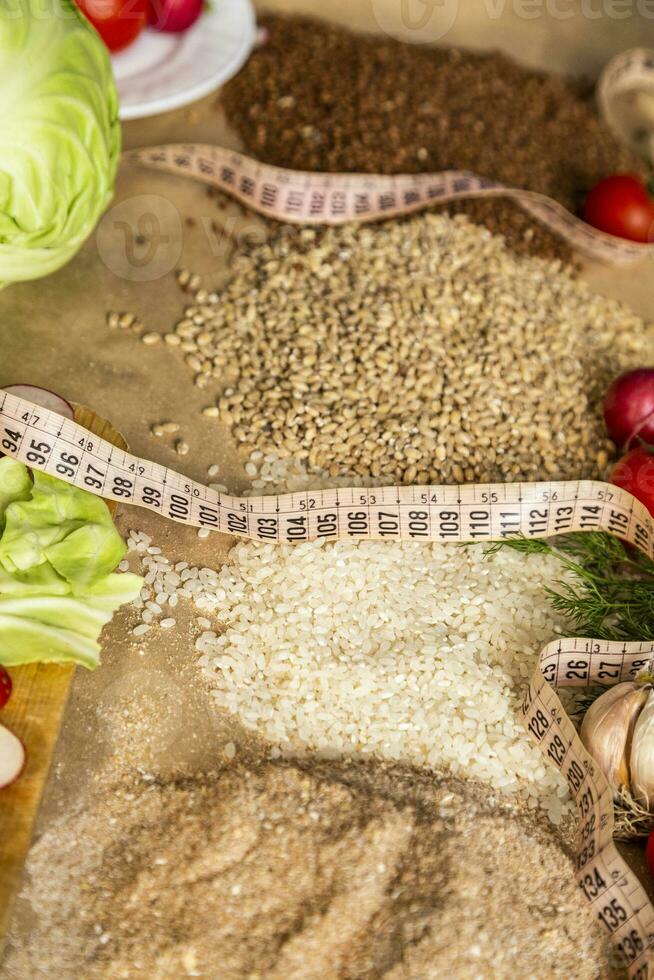 orgánico comida antecedentes con corte tablero y limón rebanadas foto