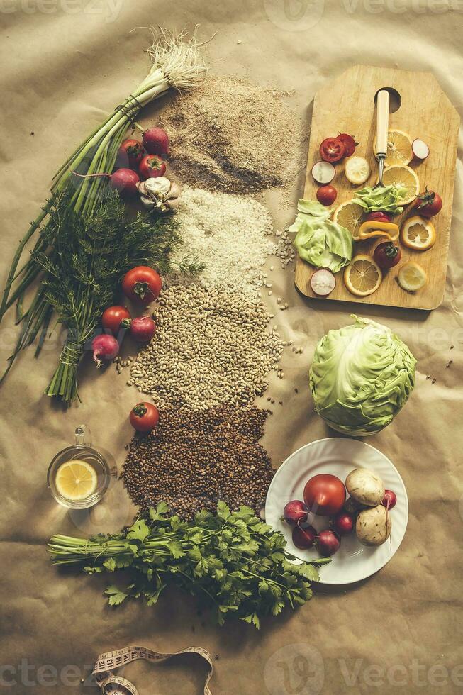 orgánico comida antecedentes con corte tablero y limón rebanadas foto