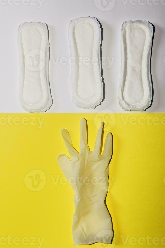 médico guantes y sanitario almohadillas foto