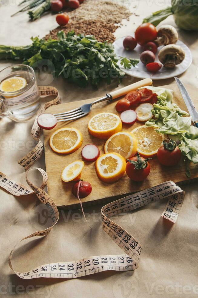 sano vegano comida antecedentes con corte tablero y limón rebanadas parte superior ver a orgánico comida antecedentes con corte tablero y limón rebanadas foto