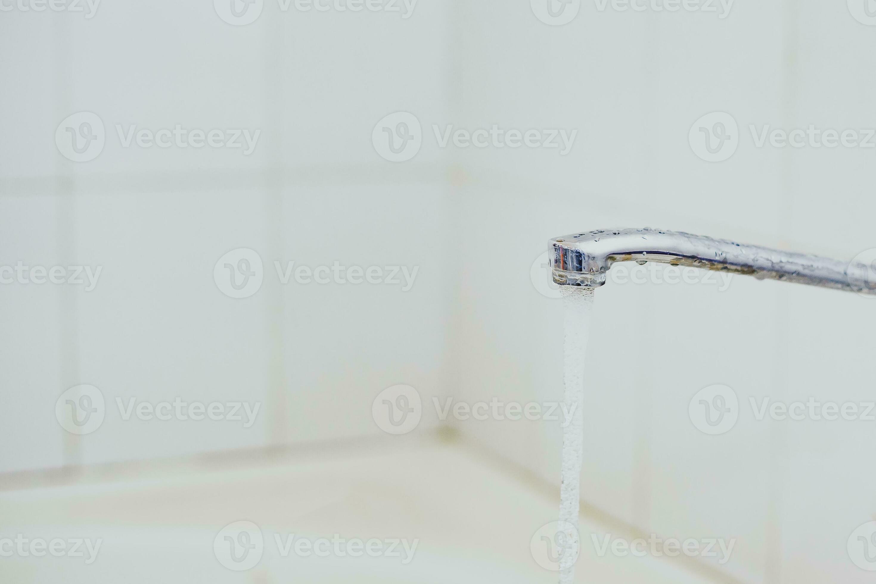 Bathroom. Open bath water tap with running water. 31166750 Stock Photo