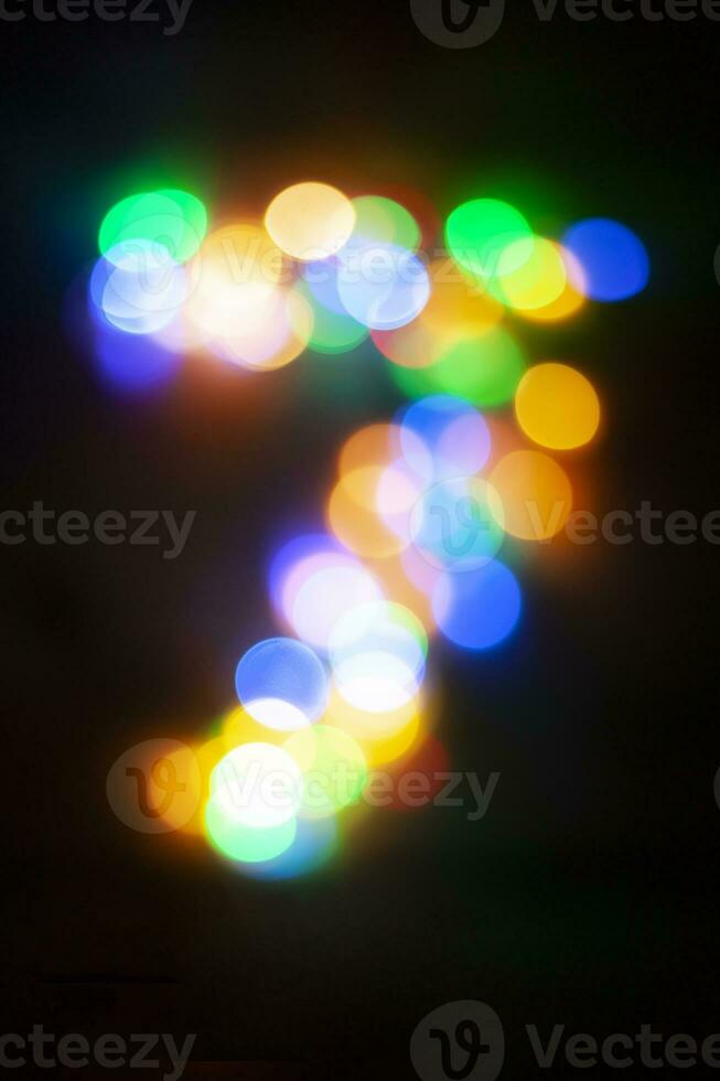 número 7 7 hecho con el bokeh de Navidad luces foto