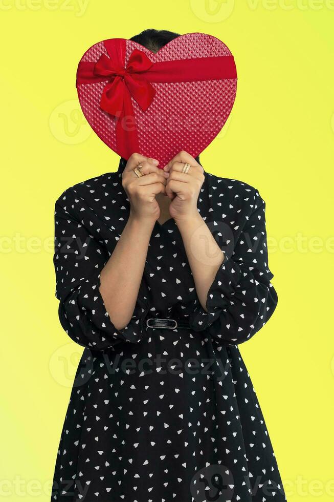 retrato de joven Medio este mujer con regalo caja. romántico caja de regalo foto