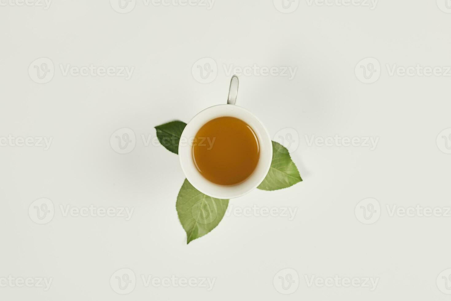 un taza de té y hojas en blanco foto