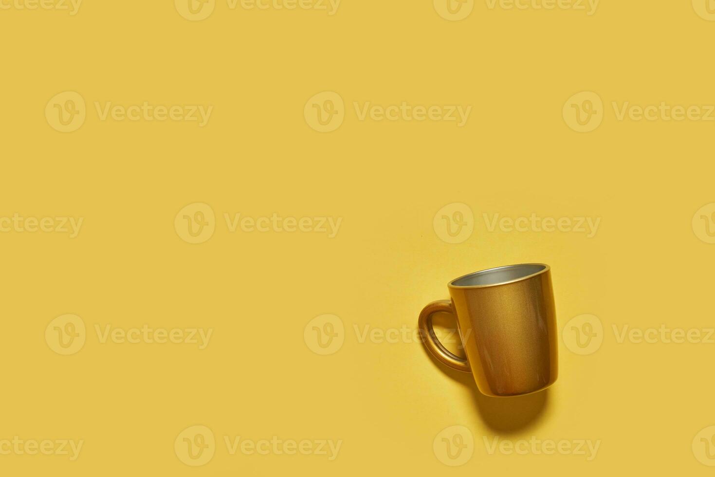 dorado bebida taza en amarillo antecedentes foto