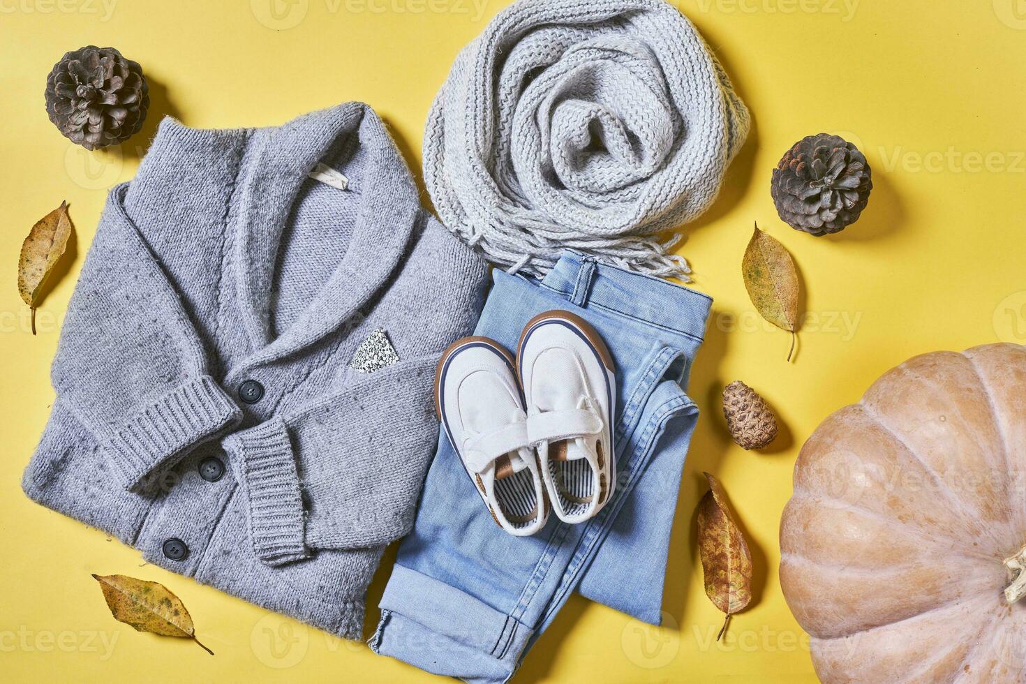 niño otoño vestir ropa en amarillo foto