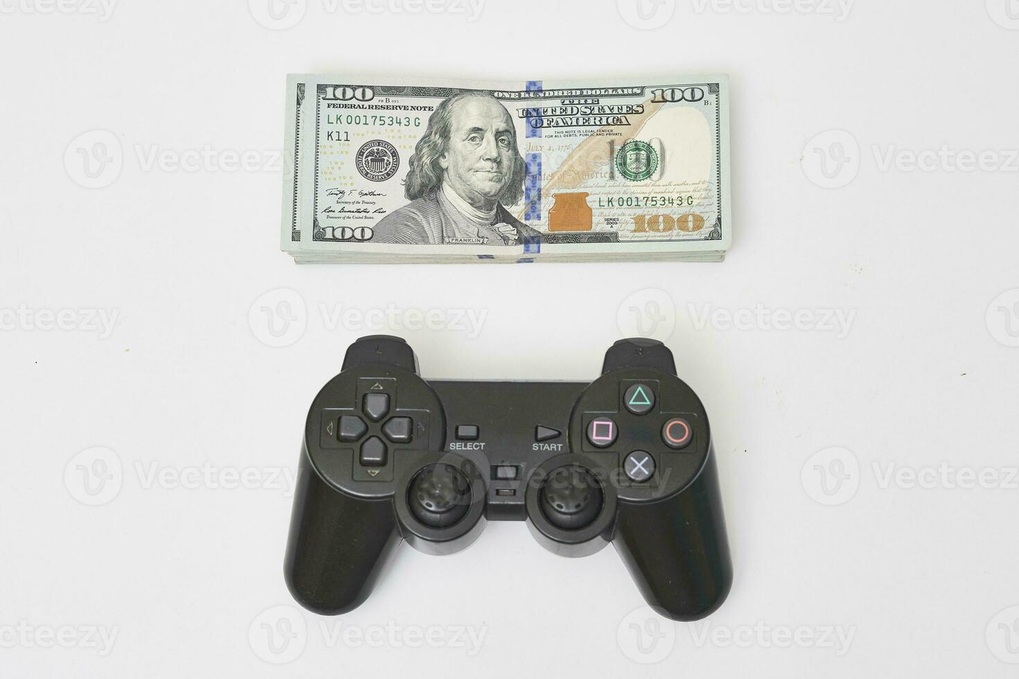 juego consola controlador y pila de dinero foto