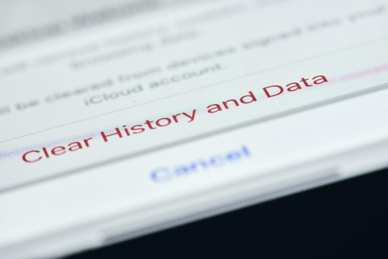 Cleaning Safari internet browser history and cache data on iPhone photo