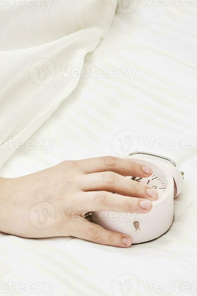 dormido mujer torneado apagado El sonar alarma reloj foto