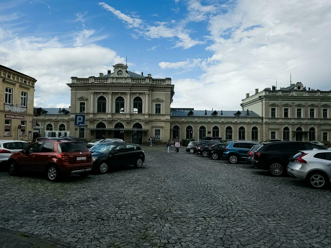 przemysl, Polonia - 08.08.2023 ferrocarril estación edificio en przemysl, un antiguo pueblo en oriental Polonia y un popular turista destino. foto