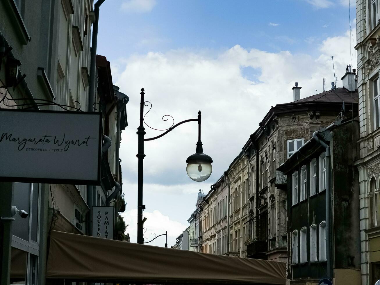 przemysl, Polonia - 08.08.2023 retro linterna en el antecedentes de el azul cielo. Clásico linterna. un calle linterna. foto