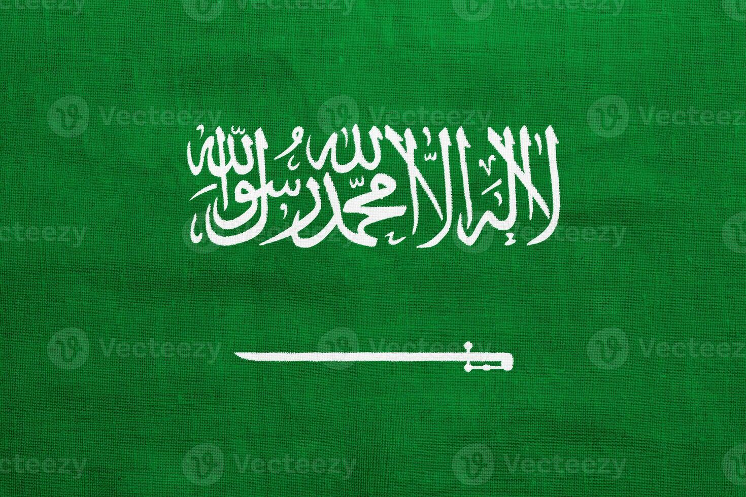 bandera de Reino de saudi arabia en un texturizado antecedentes. concepto collage. foto