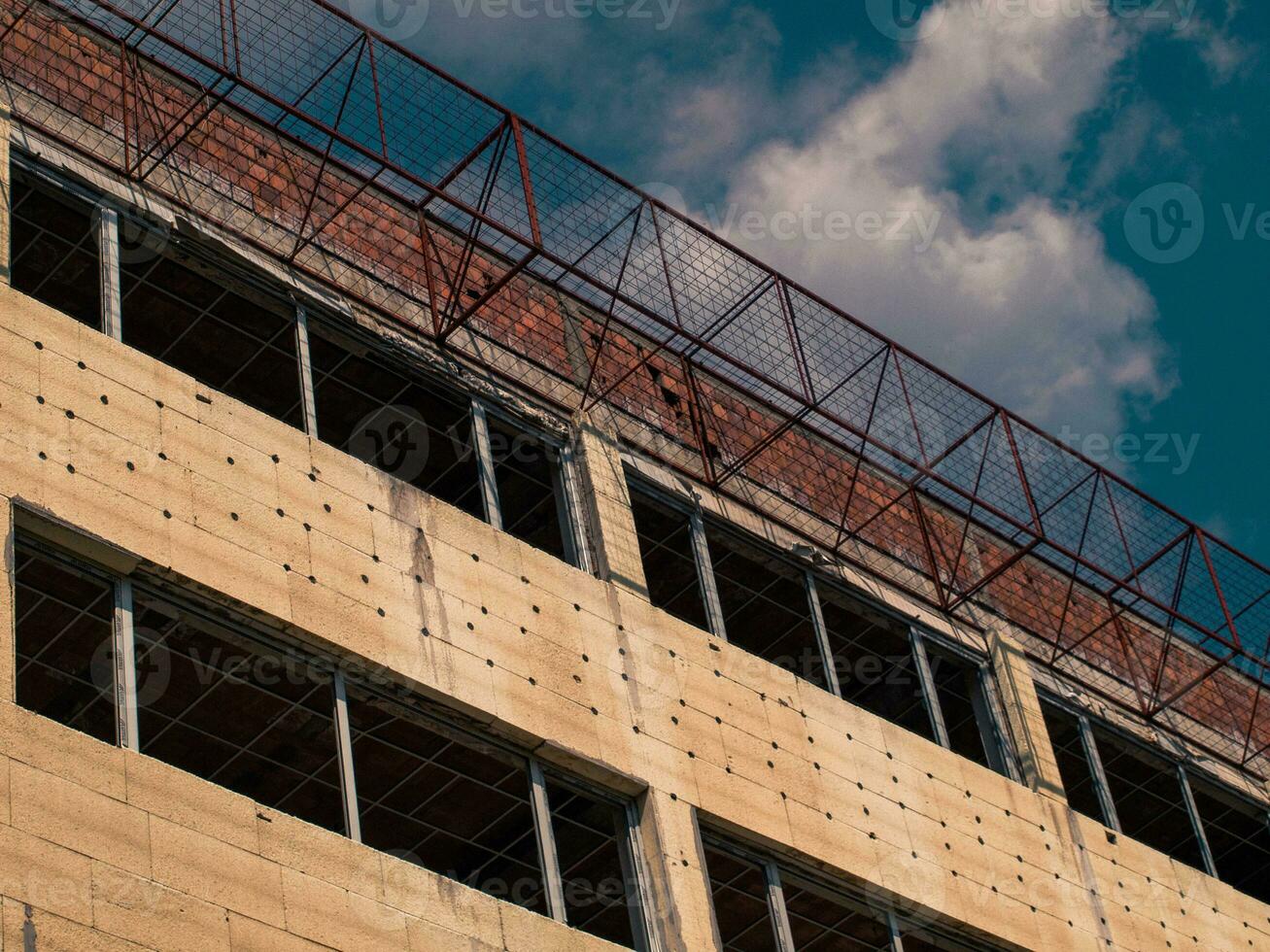 abandonado edificio debajo construcción foto