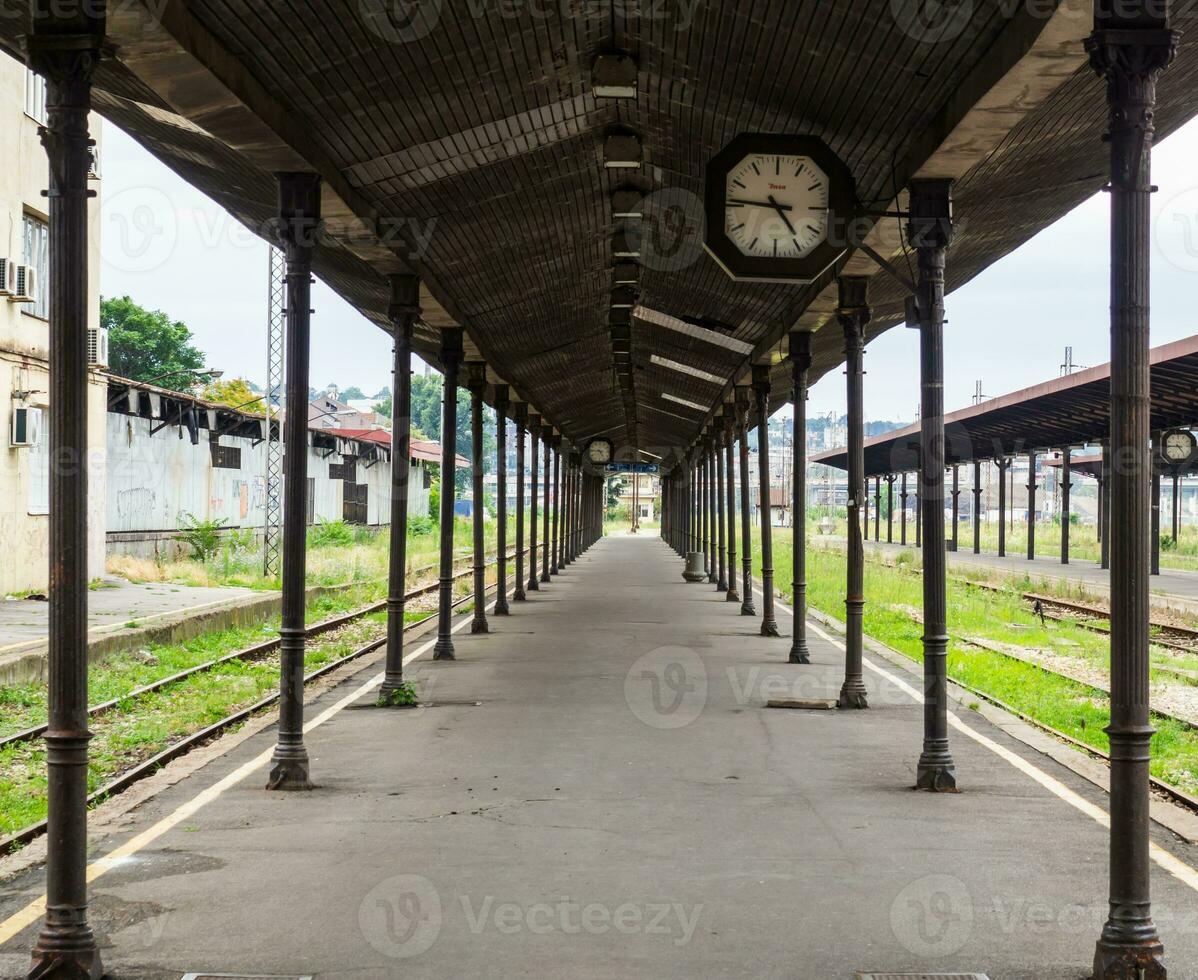 antiguo vacío abandonado tren estación foto