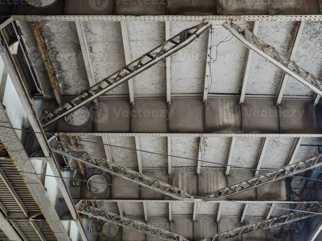 hormigón y metal apoyos debajo el puente foto