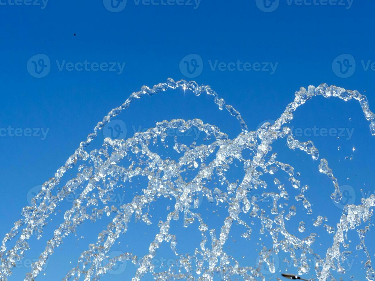 fuente agua corrientes en el aire foto