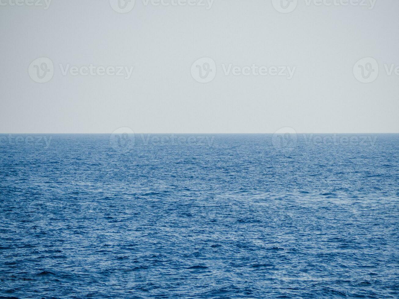 profundo azul temperamental mar - nada en el horizonte foto