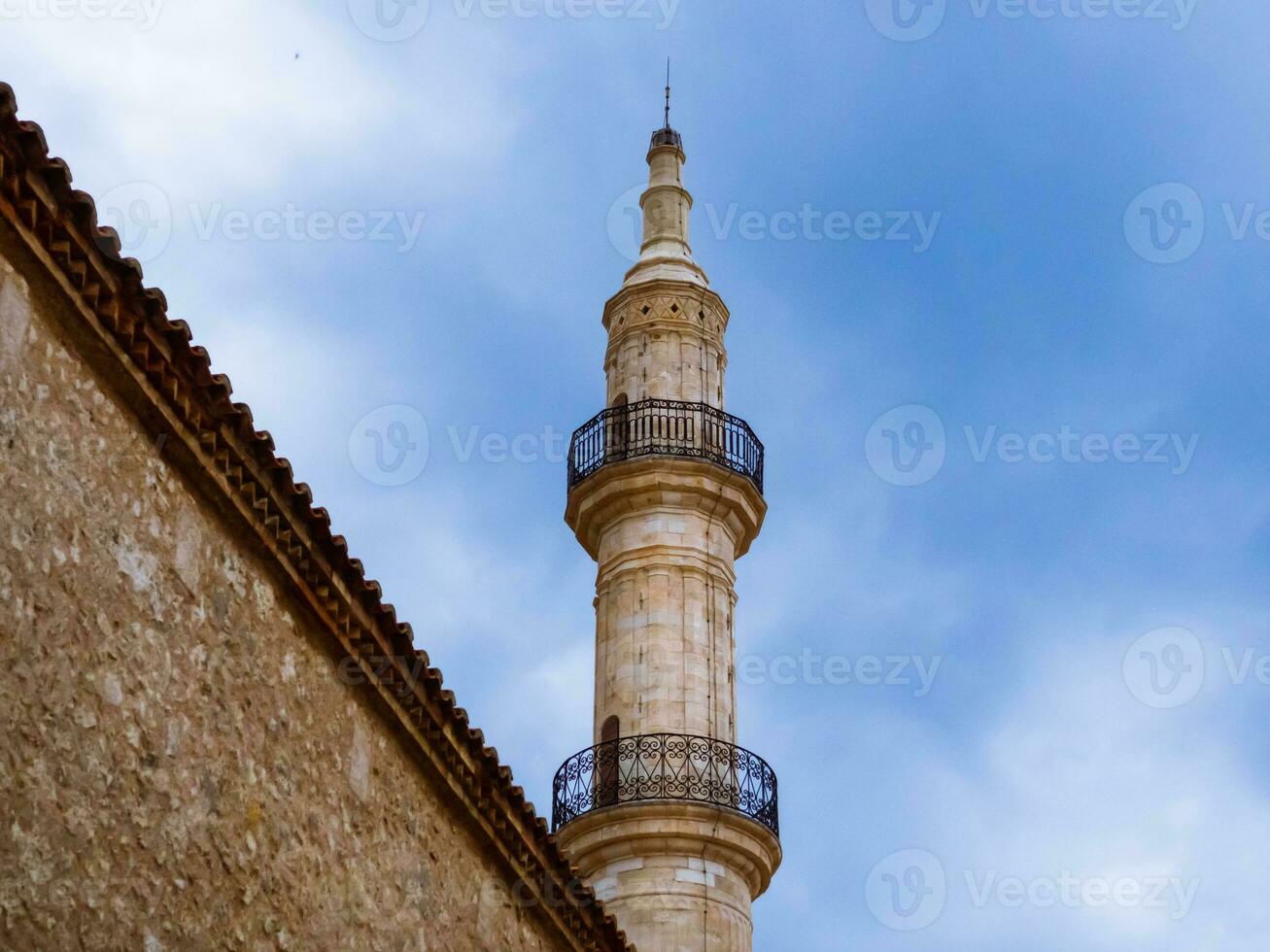 alminar de antiguo mezquita imponente terminado el pared en el antiguo parte de rethymno - Creta, Grecia foto