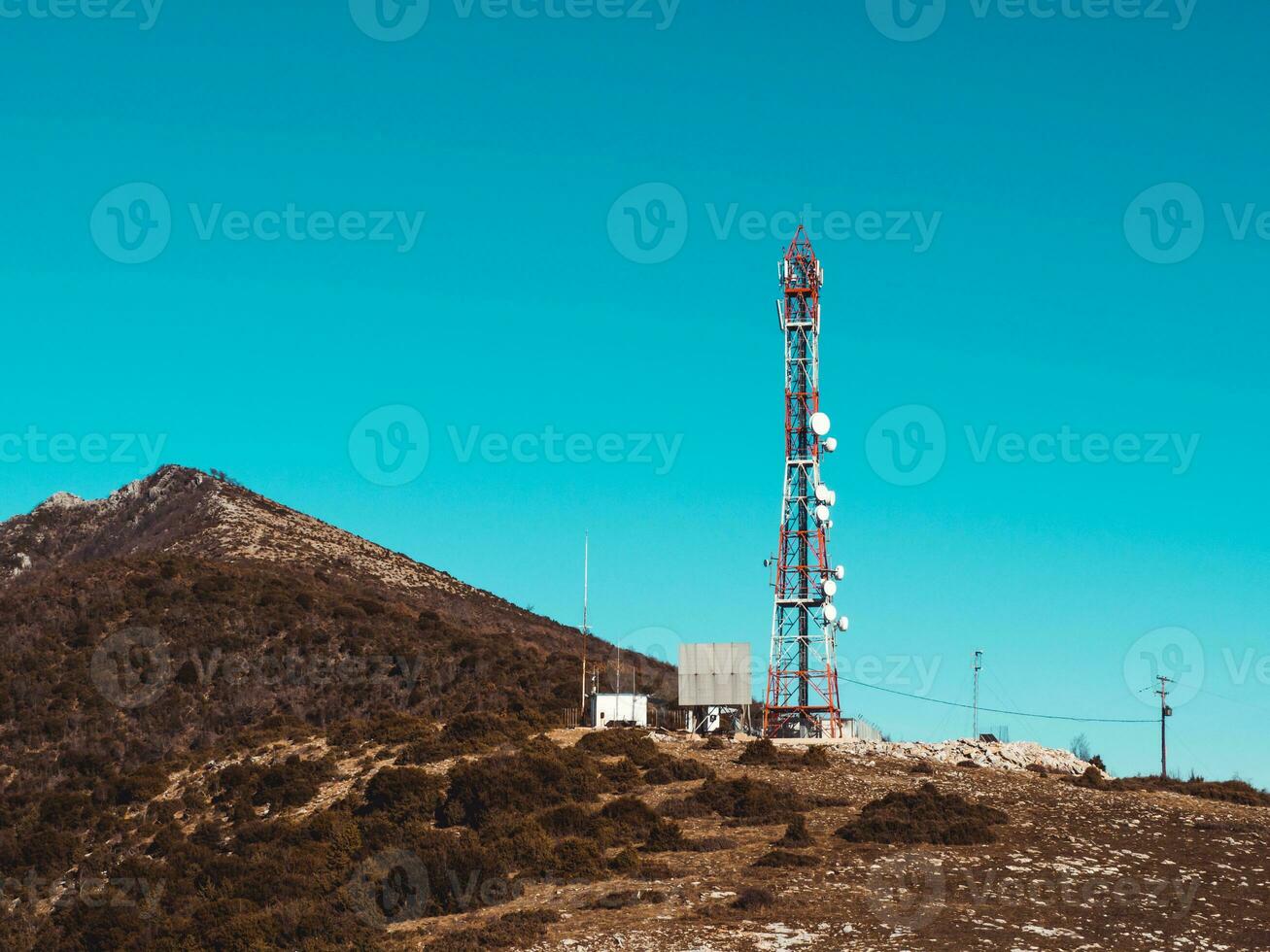 antena torre en parte superior de el montaña foto