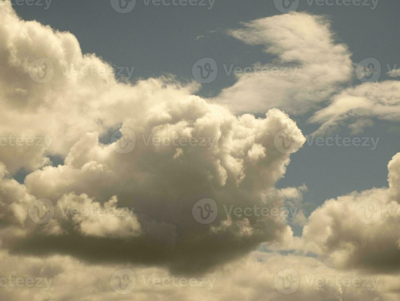 blanco nubes terminado puesta de sol verano cielo antecedentes. mullido cúmulo nubes forma foto