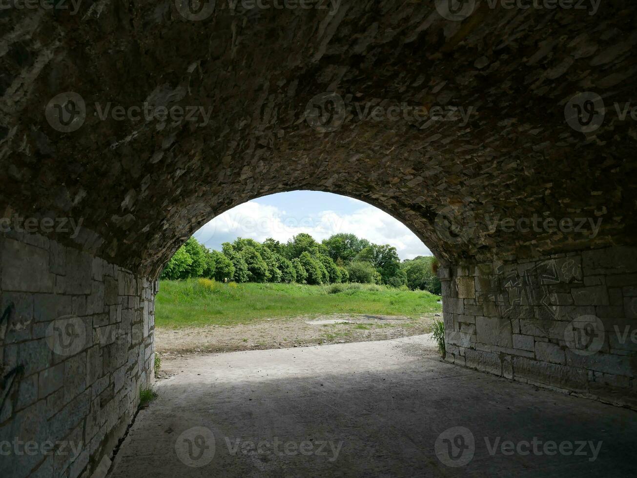 antiguo Roca puente en Irlanda, antiguo puente hecho de piedras y ladrillos foto