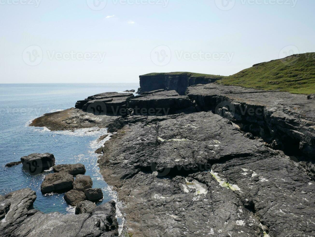 acantilados y atlántico Oceano fondo, rocas y laguna, belleza en naturaleza. vacaciones viaje fondo de pantalla foto