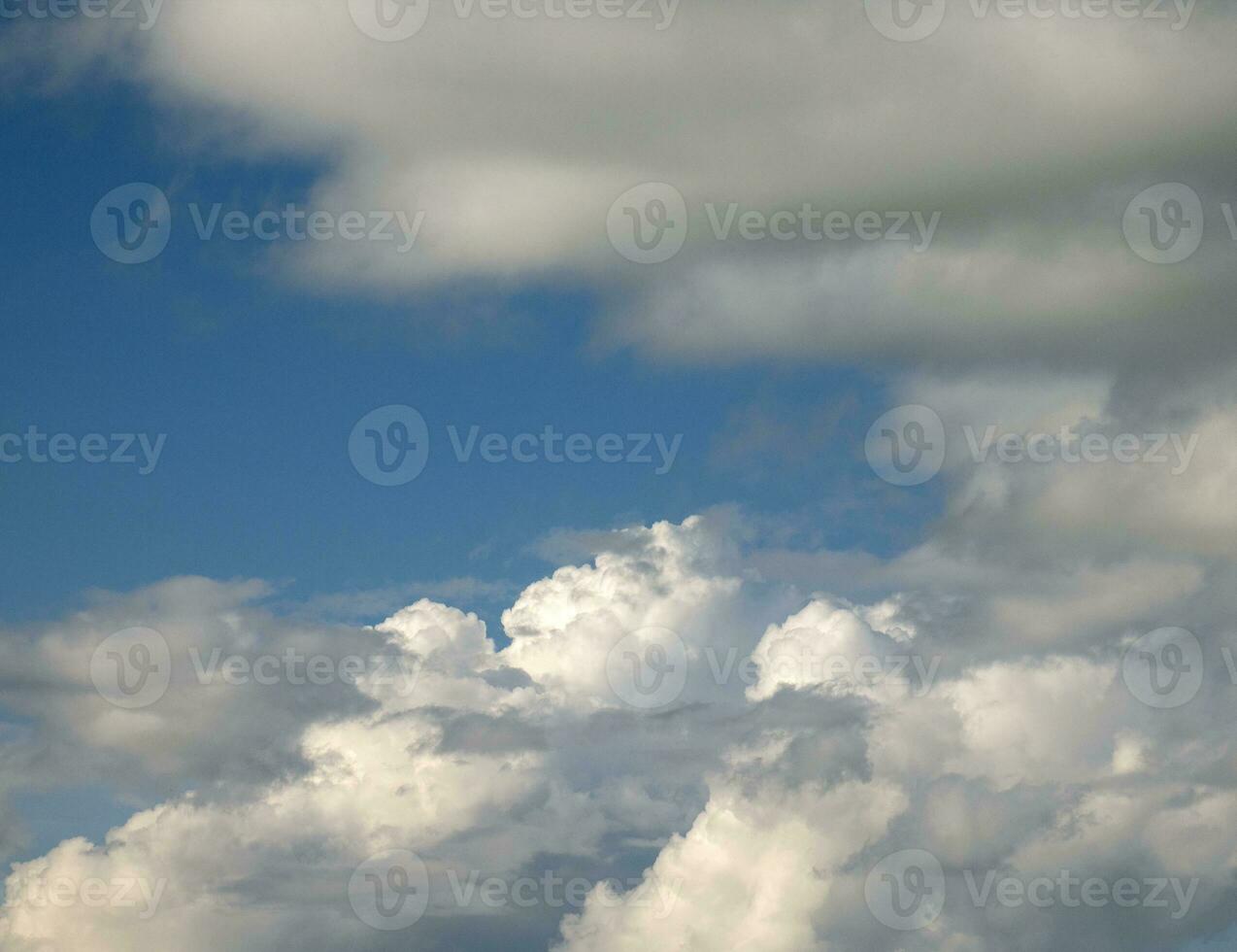 blanco y gris cúmulo nubes antecedentes terminado el azul verano cielo antecedentes foto