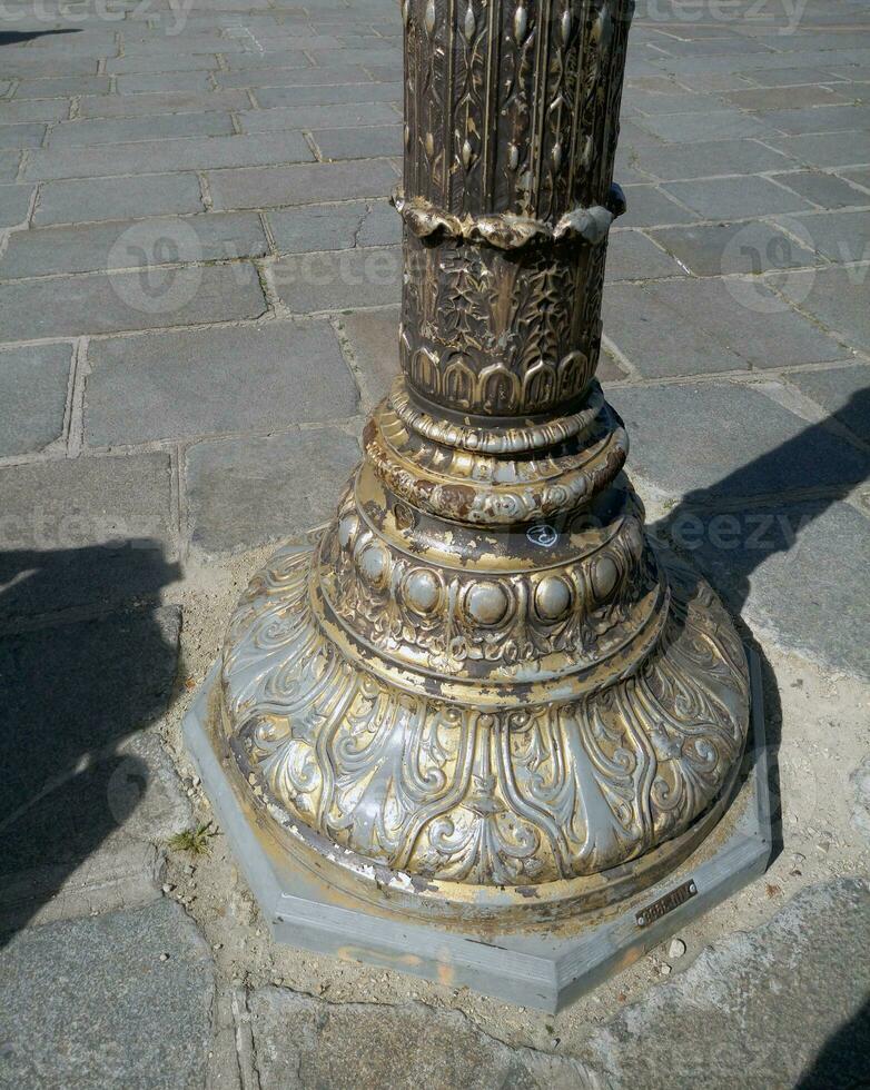 antiguo bronce columna en París, Francia foto