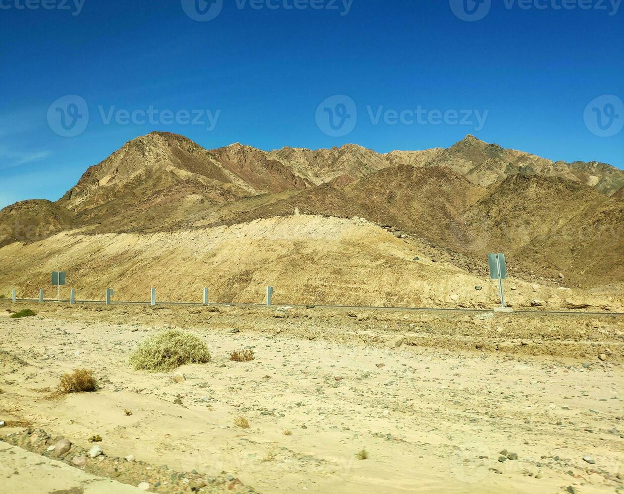 la carretera yendo mediante sinaí montañas, colinas y Desierto foto