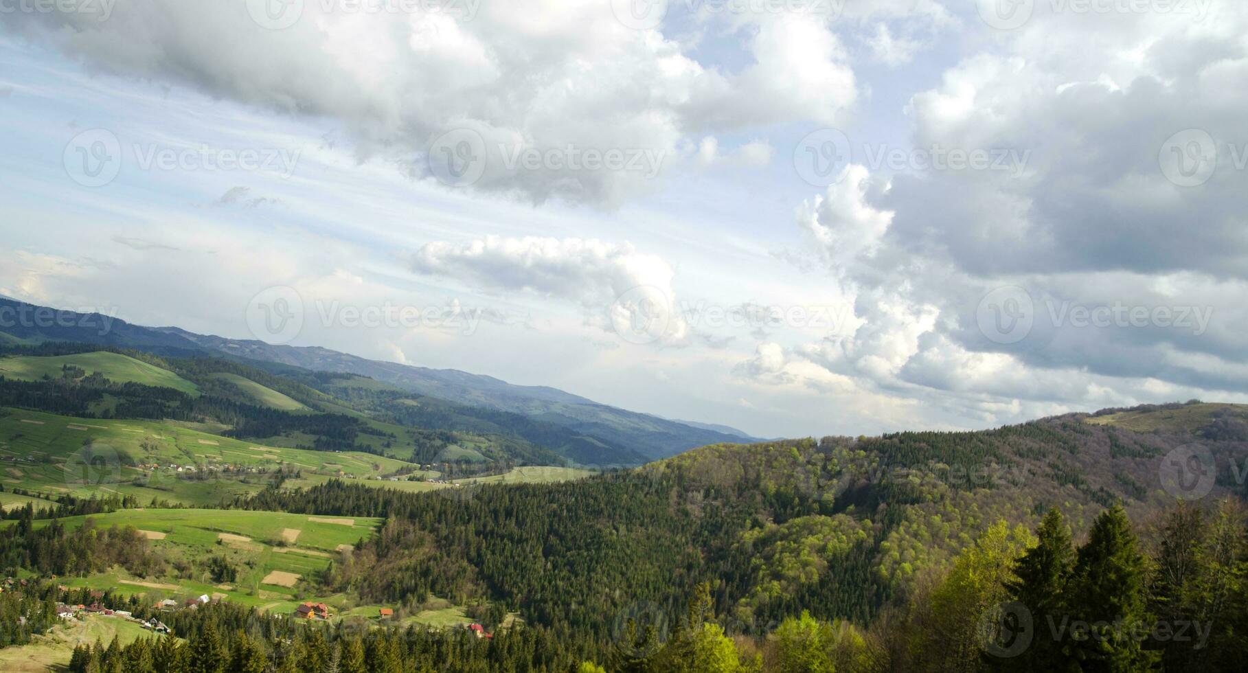 montañas y bosques, aéreo ver foto