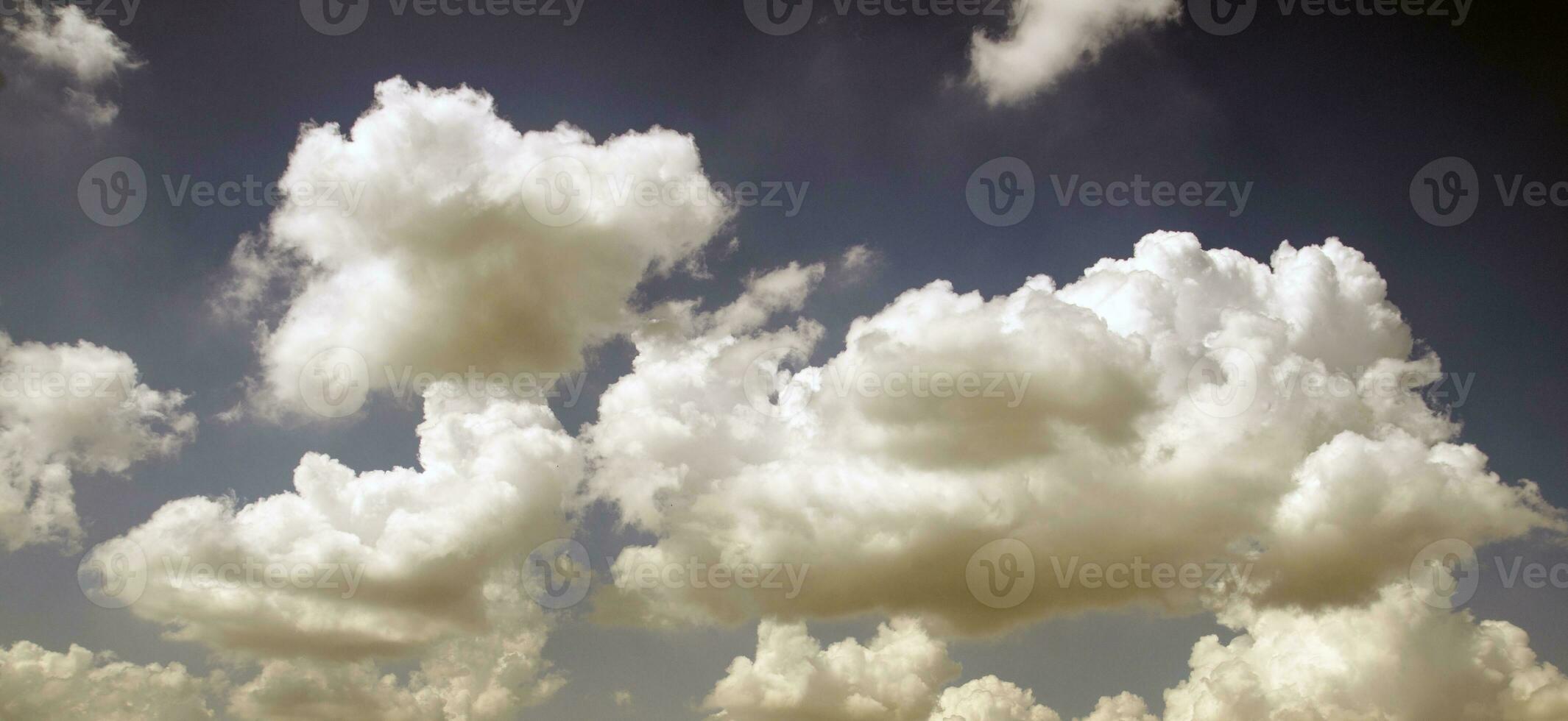 nubes volador en verano cielo foto