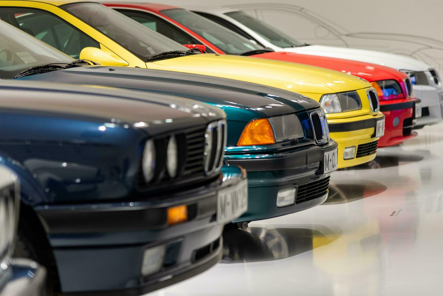 Munich, Alemania - ago 27, 2019 - vistoso conjunto de BMW 3 serie carros en un fila foto