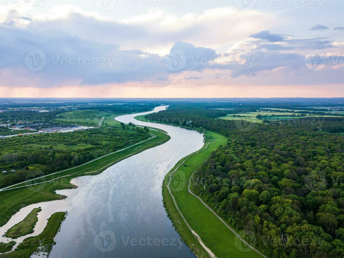 aéreo ver en el río rodeado por bosques con nublado cielo en el antecedentes foto