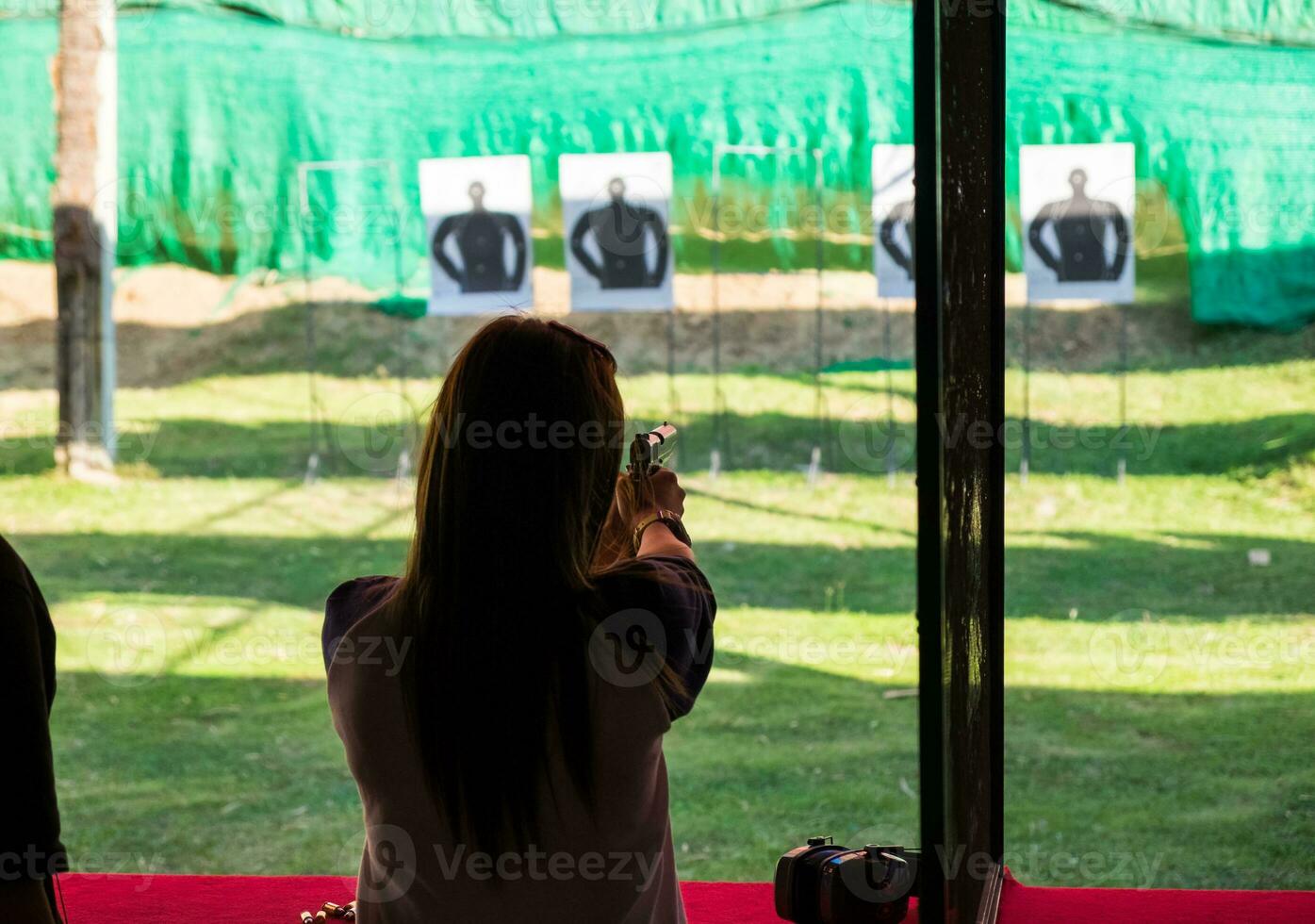 mujer práctica disparo pistola foto