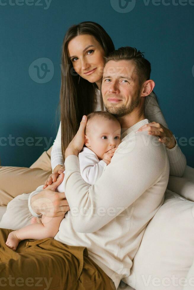 linda elegante familia papá, mamá y bebé chico son contento a ser juntos foto