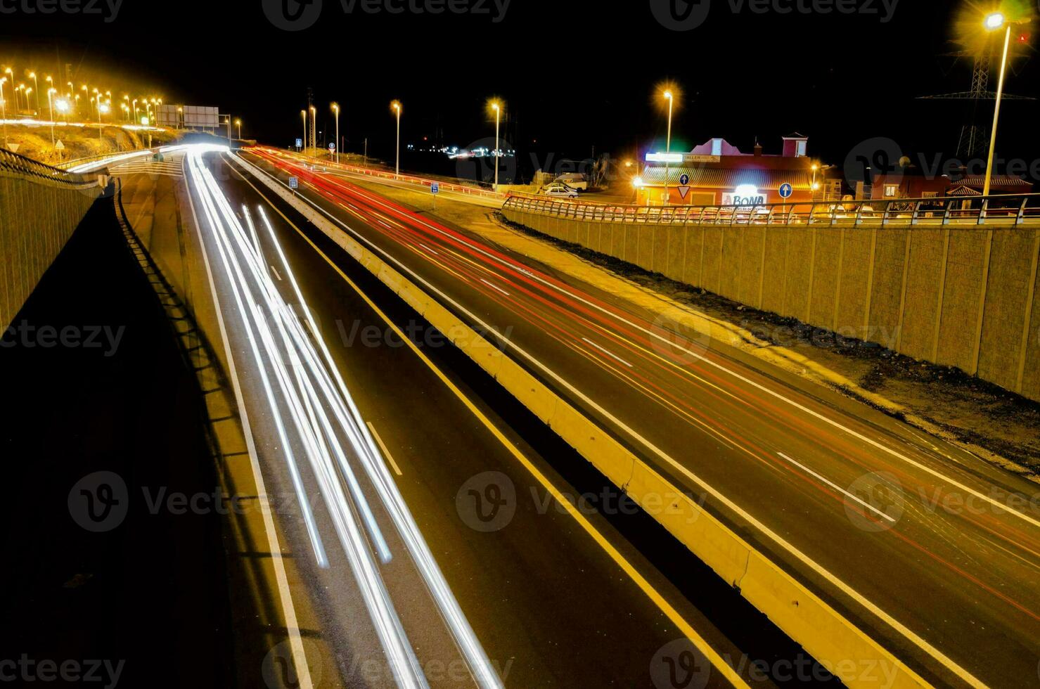 un largo exposición foto de un autopista a noche