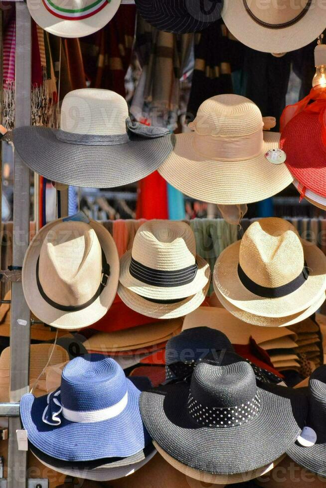 muchos sombreros son desplegado en un estante foto